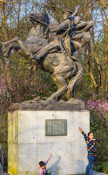 Hangzhou, China - February 17, 2016 Revolutionary Qimei Chen Horse Statue Students West Lake Hangzhou Zhejiang China — Stock Photo, Image