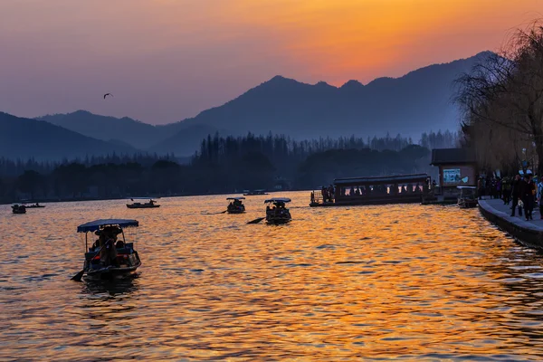 Båtar speglar Sunset West Lake speglar Hangzhou Zhejiang C — Stockfoto