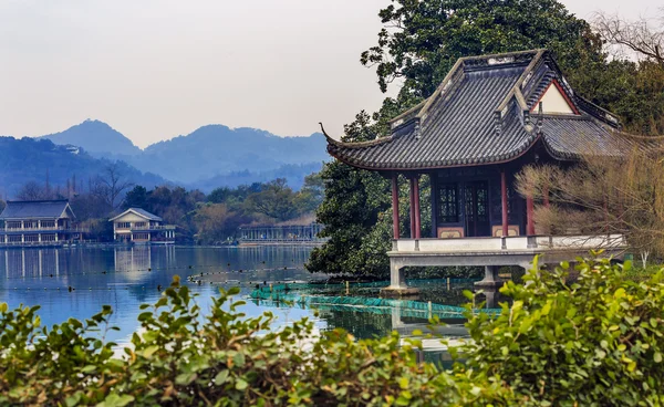 Régi kínai pavilon nyugati tó tükrözi Hangzhou Zhejiang Kína — Stock Fotó