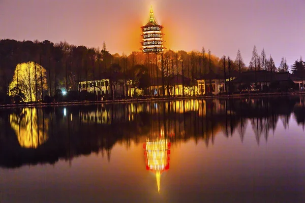 Staré čínské Leifeng Pagoda reflexe West Lake reflexe Hangzhou Čína — Stock fotografie