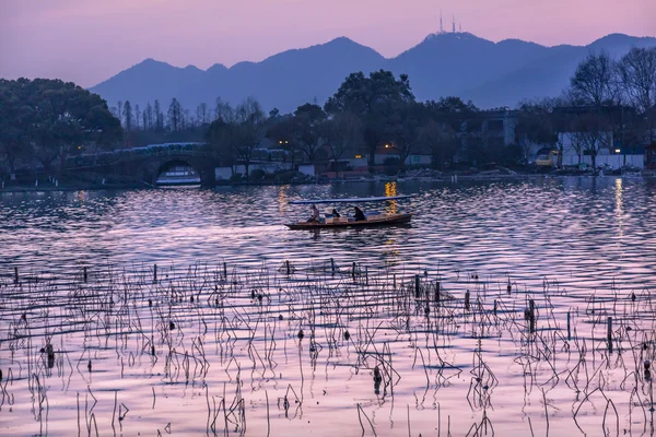 Riflessione barca rosa tramonto West Lake Reflection Hangzhou Zhejiang Cina — Foto Stock