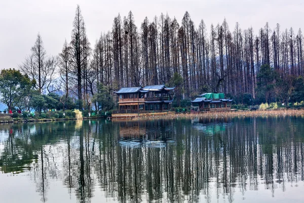 Antiguo pabellón chino West Lake Reflexión Hangzhou Zhejiang China — Foto de Stock