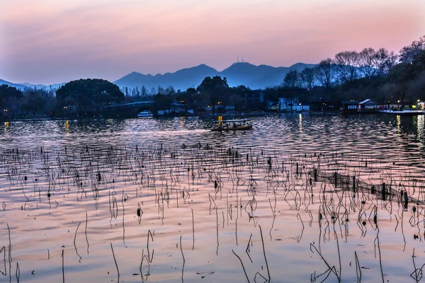 Bateaux reflet coucher de soleil West Lake reflet Hangzhou Zhejiang Chine — Photo