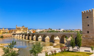 Zafer 0f Archaangel San Raphael Statue sütun Cordoba İspanya