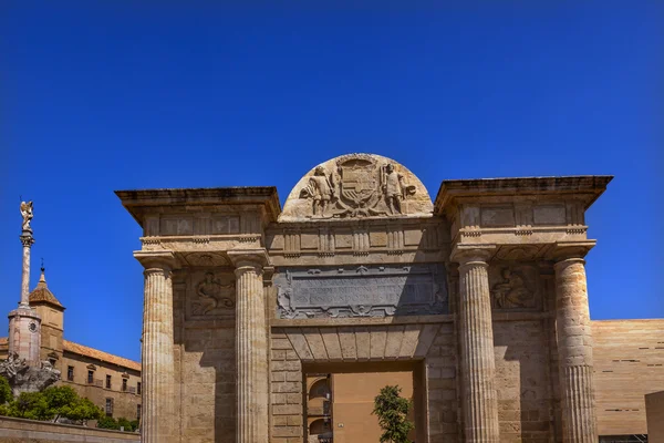 Triumf 0f Archaangel San Rafaela Statue sloupec Cordoba Španělsko — Stock fotografie