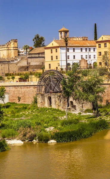 Стародавні Водоспа́ди Алькасар річки Гвадалквівір Cordoba Іспанії — стокове фото