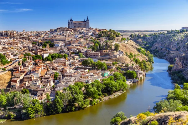 Alcazar kale ortaçağ şehir Tagus Nehri Toledo İspanya — Stok fotoğraf