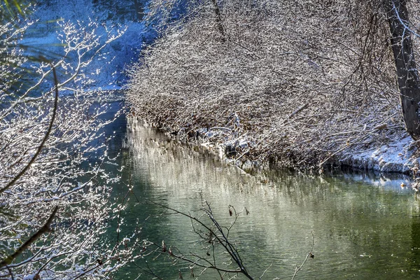 Winter hinterlässt Schnee Eis wenatchee Flusstal leavenworth washi — Stockfoto