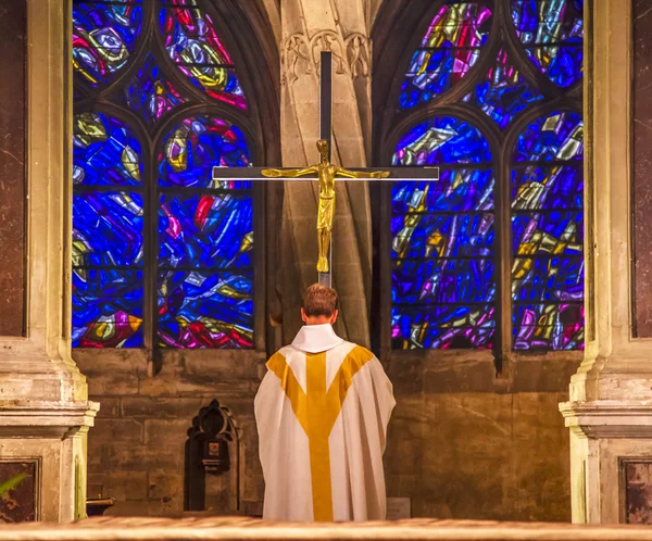 聖職者祈るステンドグラスサンセヴェリンパリフランス — ストック写真