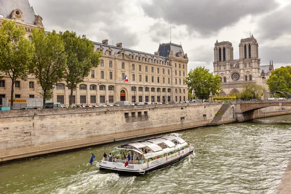 Towers Seine Nehri Köprüsü Notre Dame Katedrali Paris Fransa — Stok fotoğraf