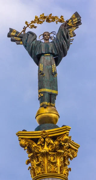 Porta del Laches Statue di San Michele Berehynia Kiev Ucraina — Foto Stock