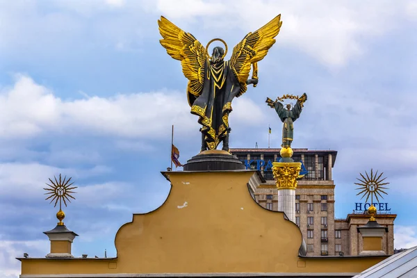 Puerta de Laches San Miguel Berehynia Estatuas Kiev Ucrania —  Fotos de Stock