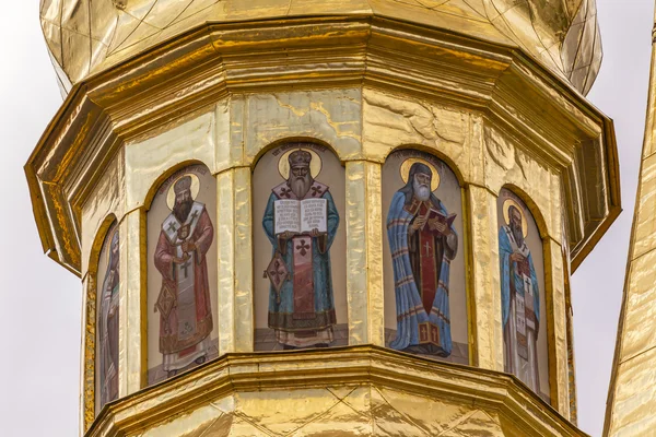 Gouden koepel heiligen Heilige veronderstelling Pechrsk Lavra kathedraal Kiev — Stockfoto