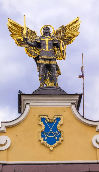 Статуя святого Михаила на Майдане в Украине — стоковое фото