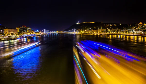 Barcos de cruzeiro Rio Danúbio Passing Chain Bridge Night Budapeste Hungria — Fotografia de Stock