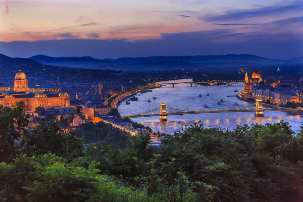 Łańcuch most Dunaj rzeka Saint Stephens Katedra Budapeszt Węgry — Zdjęcie stockowe