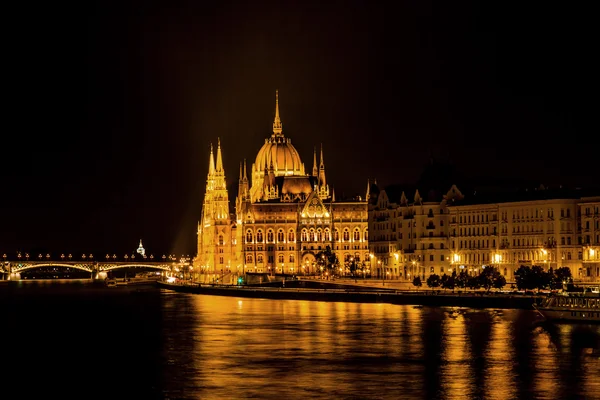 Łańcuch most Dunaj rzeka Saint Stephens Katedra Budapeszt Węgry — Zdjęcie stockowe