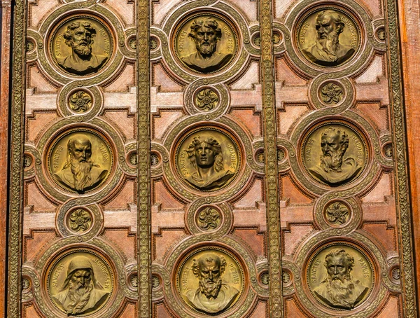 Estatuas de la Puerta Catedral de San Esteban Budapest Hungría — Foto de Stock