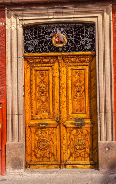 Gouden bruine houten deur krans San Miguel de Allende Mexico — Stockfoto
