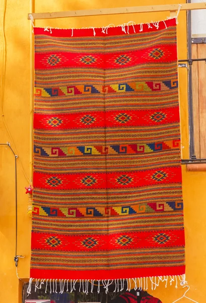 Kleurrijke Mexicaanse deken geel Adobe Wall San Miguel Mexico — Stockfoto