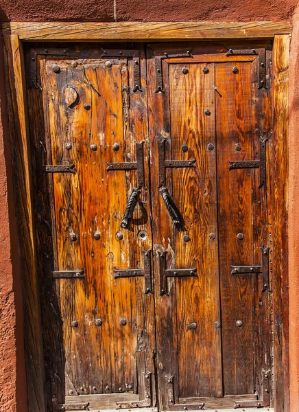 Porta de madeira marrom dourada San Miguel de Allende México — Fotografia de Stock