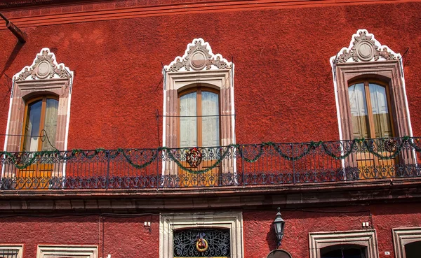 Windows Varanda Parede Vermelha San Miguel de Allende México — Fotografia de Stock