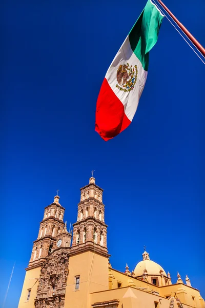 Mexicos flagg Parroquiakatedralen Dolores Hidalgo Mexico – stockfoto