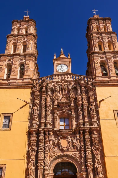 Estátuas de fachada Catedral de Parroquia Dolores Hidalalgo México — Fotografia de Stock