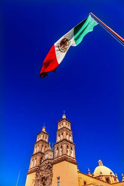 Meksykański flaga Parroquia katedry Dolores Hidalalgo Meksyk — Zdjęcie stockowe