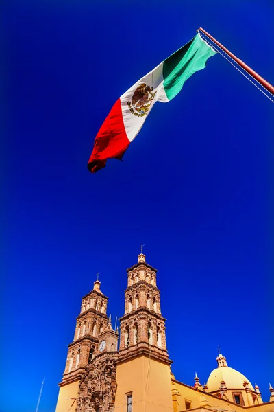 Mexicos flagg Parroquiakatedralen Dolores Hidalgo Mexico – stockfoto