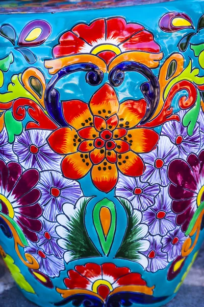 Fiori blu arancio di ceramica variopinti vaso Dolores Hidalgo Messico — Foto Stock