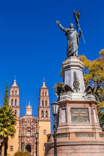 Ojca Miguel Hidalgo pomnik katedry Parroquia Dolores Hidalgo Meksyk — Zdjęcie stockowe