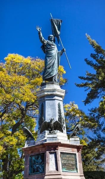 Vader Miguel Hidalgo standbeeld Parroquia kathedraal Dolores Hidalgo, Mexico — Stockfoto