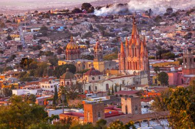 San Miguel de Allende Meksika Miramar göz ardı akşam Parroquia