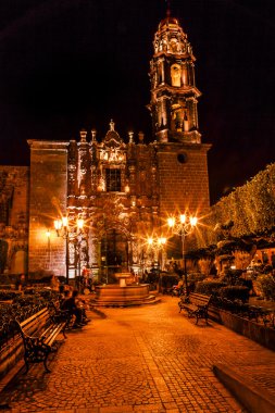 Templo de San Francisco Kilisesi gece San Miguel de Allende Mexic