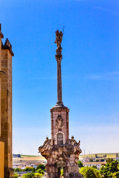 Columna de Triunfo de San Rafael Mezquita Córdoba España — Foto de Stock