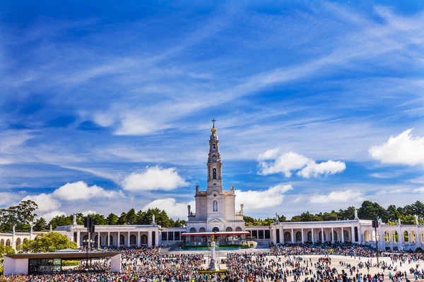 13 mei viering Maria basiliek van Dame van de rozenkrans Fatima Portugal — Stockfoto