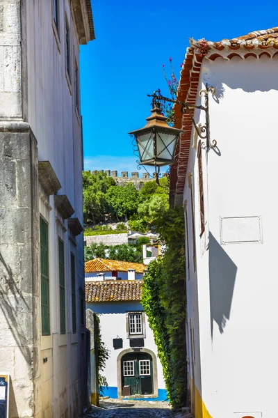 Smal vit gata 11-talet slottet vägg lampa Obidos Portugal — Stockfoto