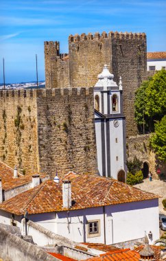 Sao Pedro kilise turuncu çatı Castle Obidos Portekiz duvarlar