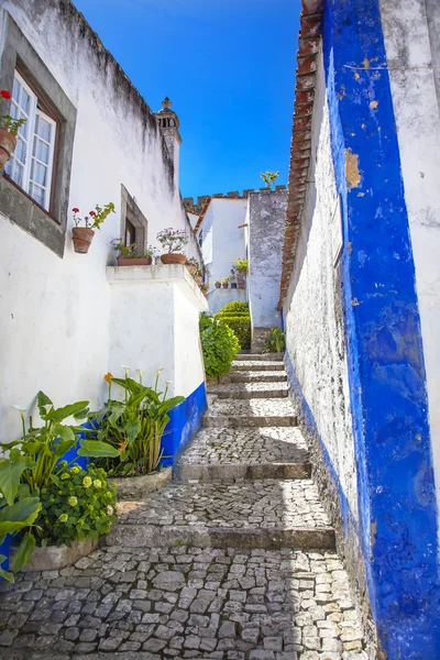 Smala vita blå Street Mediieval staden Óbidos Portugal — Stockfoto