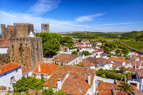 Slott kanontorn torn väggar orange tak Obidos Portugal — Stockfoto