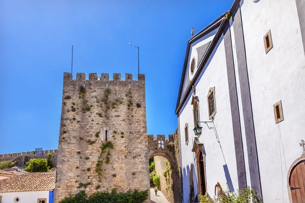 Sao Pedro kyrktornet slott väggar Obidos Portugal — Stockfoto
