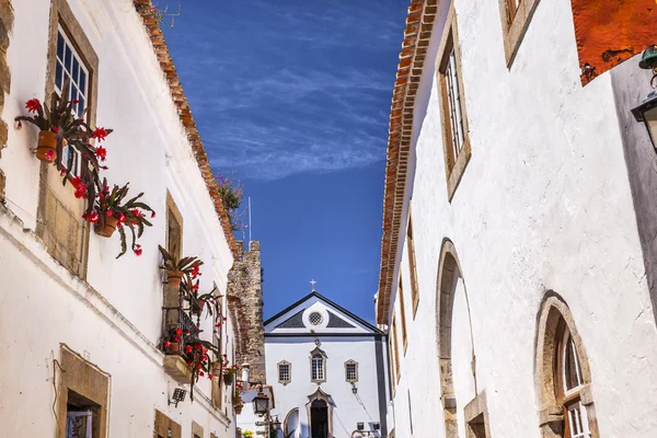 Iglesia de San Pedro estrecha calle blanca Obidos Portugal — Foto de Stock