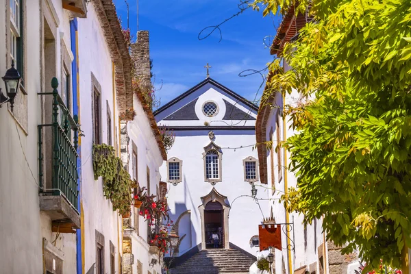 Sao Pedro Church smala vita gatan Obidos Portugal — Stockfoto