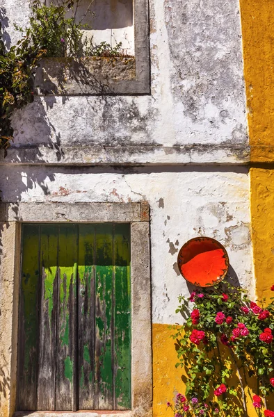 White Yellow Wall Green Door Street Mediieval City Obidos Portugalia — Fotografie, imagine de stoc