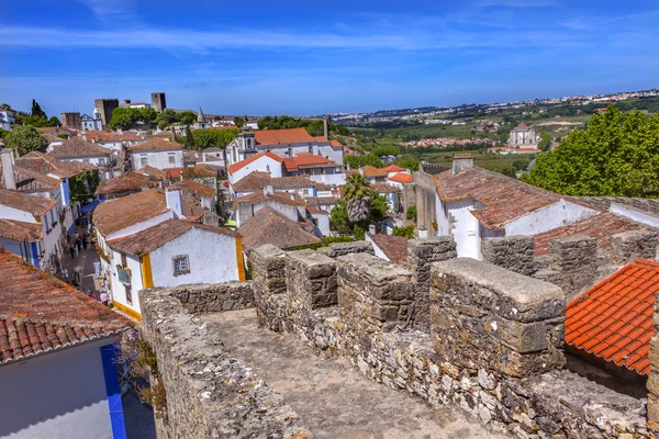 Slott kanontorn torn väggar gator orange tak Obidos Portugal — Stockfoto