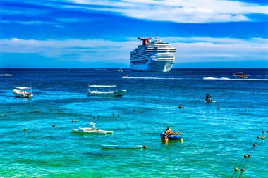 Los Cabos, Meksika - 26 Aralık 2018 Renkli Gemi Yüzücüleri Tekne Sahili Cabo San Lucas Baja Mexico. Los Cabos 'un kumlu plajları olan birçok yolcu gemisi ve yüzme alanı var..