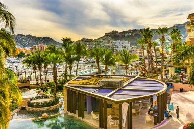 Los Cabos, Meksika - 26 Aralık 2018 Renkli Porto Paraiso Marketleri Marina Boats Yat Limanı San Lucas Baja Meksika. Burası Los Cabos 'un merkezi.