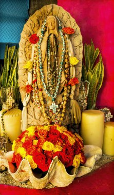 Renkli Guadalupe Shrine Sahili Restoranları Cabo San Lucas Baja Meksika. Meksika köylüsüne görünen Bakire Meryem için Guadalupe türbesi