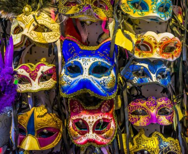 Venedik Venedik 'teki geleneksel Venedik Maskeleri 1200' lerden beri karnaval için kullanılıyor. Maskeler Venediklilere yasadışı olan şeyi yapma izni verdi.